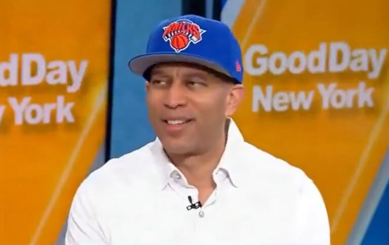 Hakeem Jeffries wearing a New York Knicks hat